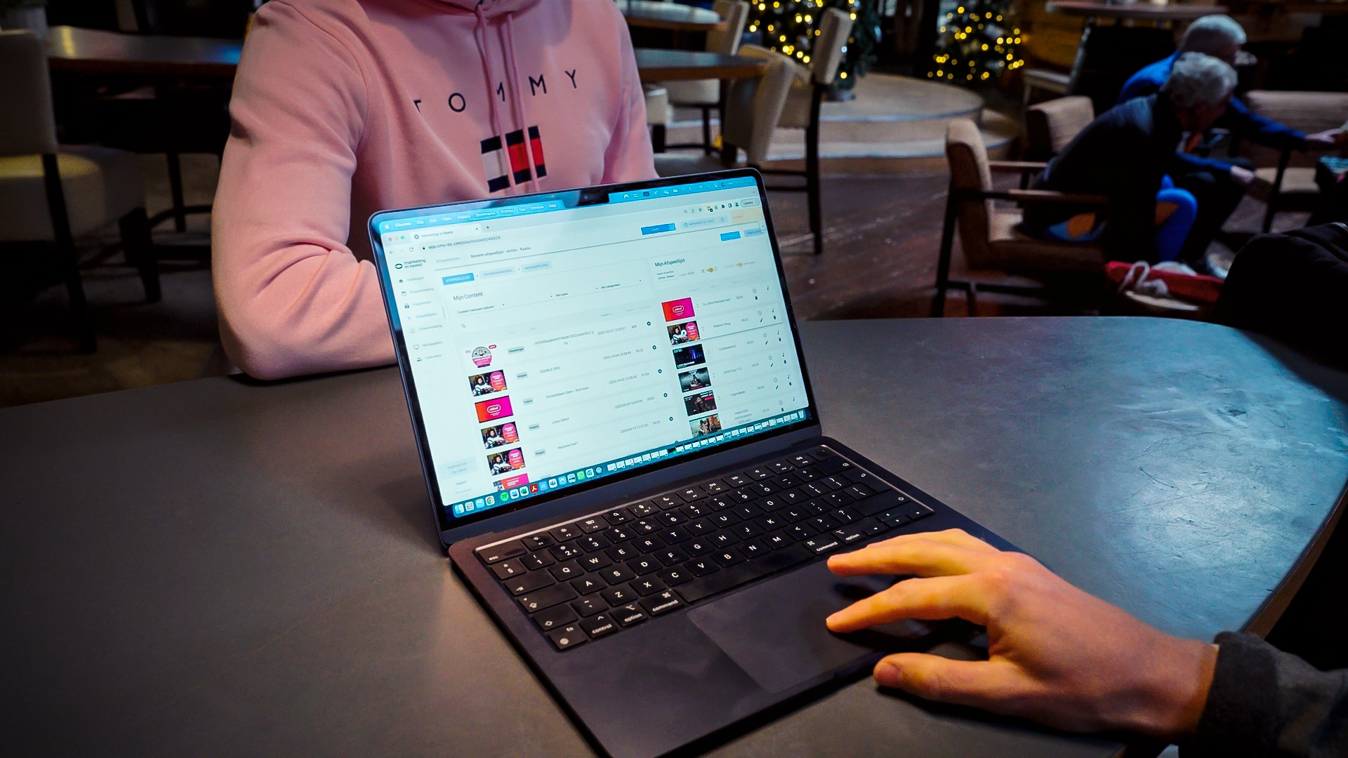 Marketing in beeld bij De Uithof met narrowcasting software, weergegeven op een laptop in een bedrijfsruimte.
